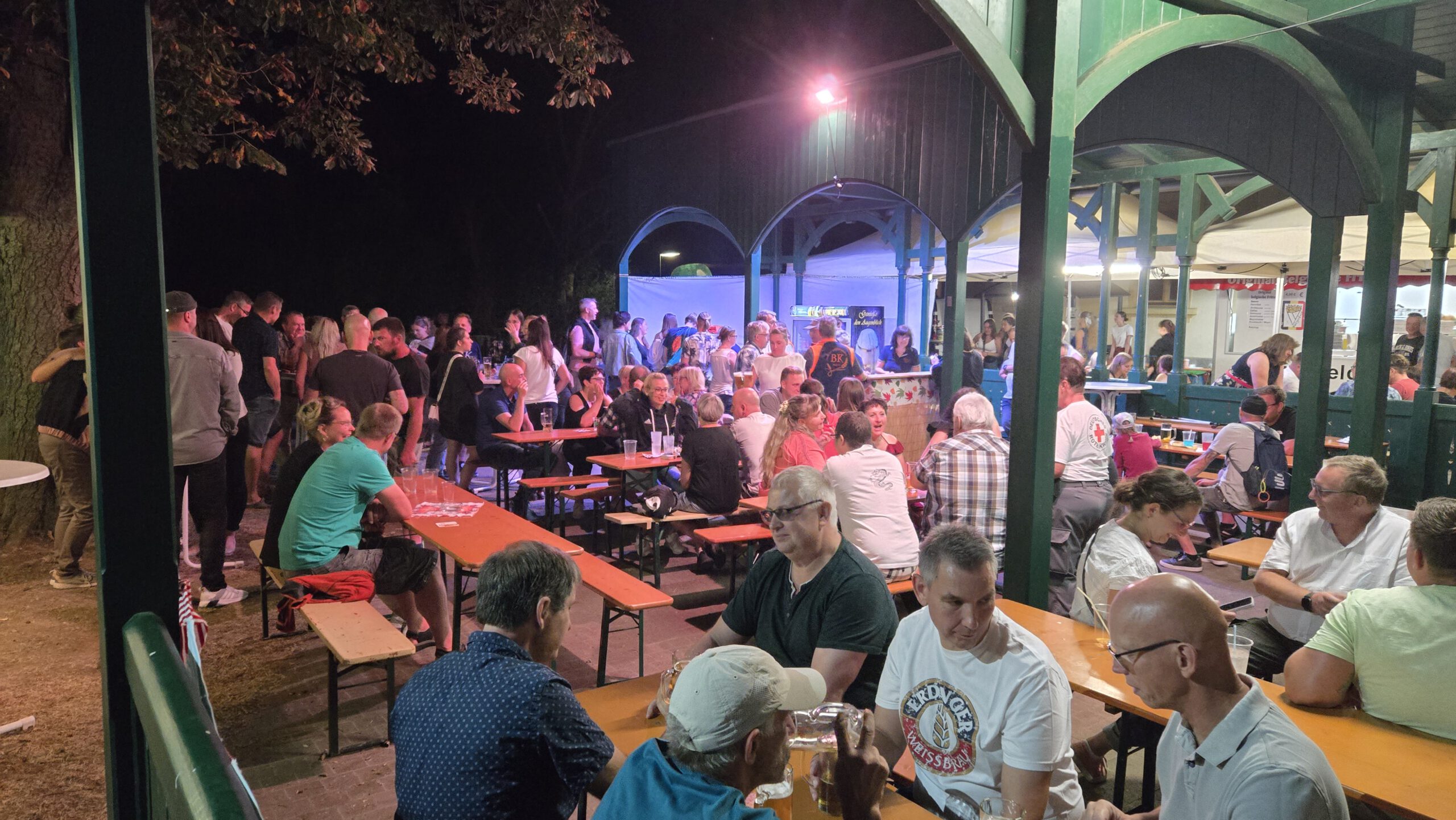 Gut besuchte Kirmesfeier am Abend